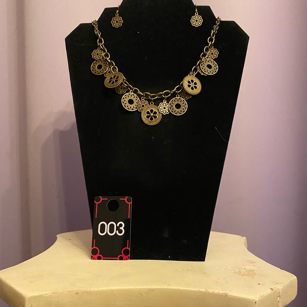 This is a short copper necklace with matching flower earrings.